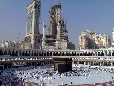 Moderne Hochhäuser überragen das islamische Heiligtum der Kaaba in Mekka; Foto: Meshal Obeidallah