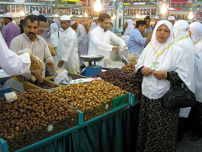 Pilger auf einem Markt in Medina; Foto: Wikipedia