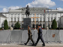 Soldaten marschieren vor dem Holzkreuz vor dem polnischen Präsidentenpalast; Foto: AP