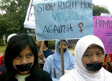 Indonesierinnen demonstrieren gegen Gewalt gegen Frauen; Foto: AP