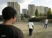 Jugendliche aus Einwandererfamilien in einem Pariser Vorort; Foto: AP