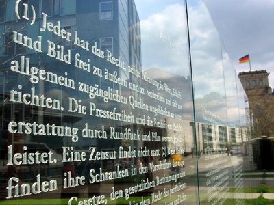 Artikel des Grundgesetzes, Installation in Berlin; Foto: dpa
