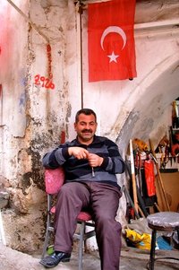 Scherenschleifer im Suk von Mardin am türkischen Nationalfeiertag; Foto: Harald Brandt