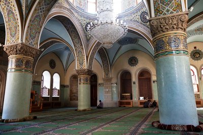 Gebetsraum der Juma-Moschee in Baku; Foto: Klaus Heymach