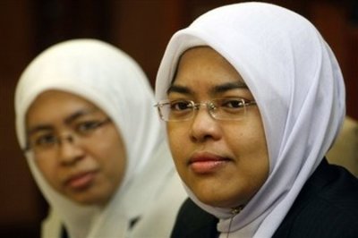 Rafidah Abdul Razak (l.) und Surayah Ramlee; Foto: AP