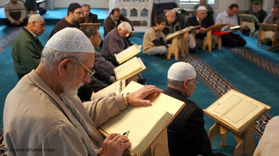 Studenten studieren den Koran in einer Moschee; Foto: dpa