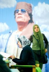 Studentinnen in Libyen vor Gaddafi-Poster; Foto: AP