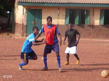 Fußballspieler in Ghana; Foto: DW