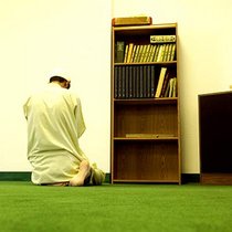 Betender Imam in einer Moschee; Foto: dpa
