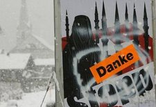 Plakat der rechtspopulistischen Anti-Minarett-Kampagne in der Schweiz; Foto: dpa
