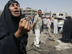 Irakerin trauert um ihre Angehörigen nach einem Bombenanschlag in Bagdad; Foto: AP