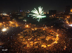 Ägypter feiern auf dem Tahrir-Platz den Rücktritt Mubaraks; Foto: Khalil Hamra/AP
