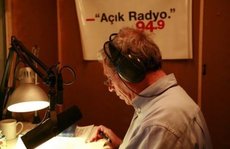 Ömer Madra moderiert eine Radiosendung im Istanbuler Açık Radyo; Foto: &amp;copy bianet.org