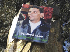 Poster von Mohamed Bouazizi, der sich aus Verzweiflung selbst verbrannte; Foto: AP