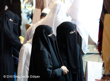 Niqab-Trägerin in Doha; Foto: Stephanie Doetzer/DW