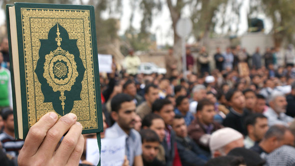 Islamisten im irakischen Bakuba halten den Koran hoch; Foto: Reuters 