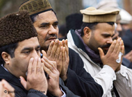 Praying members of the Ahmadiyya community in Pankow-Heinersdorf, Berlin (photo: dpa)