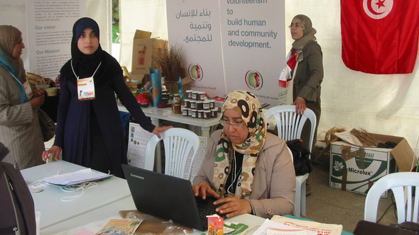 Teilnehmer am diesjährigen Weltsozialforum in Tunis; Foto: DW/Khaled Ben Belgacem