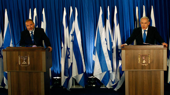 Avigdor Lieberman (l.) und Benjamin Netanjahu; foto: Reuters/Ammar Awad