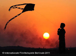 Sahand lässt Drachen steigen - Filmsequenz aus Bad o meh; Foto: Arsenal Distribution Berlin
