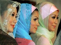 Three women with headscarf (photo: dpa)