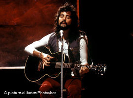 Yusuf bei einem Auftritt im Jahr 1971, als er sich noch Cat Stevens nannte; Foto: piture alliance/photoshot