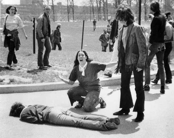 Ein beim Kent-State-Massaker erschossener Student liegt auf dem Boden neben entsetzten Kommilitonen; Foto: John Paul Filo/AP