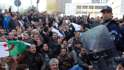 Anti-Regierungs-Proteste in Algier im Februar 2011; Foto: AP