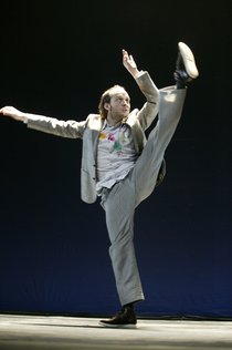 Sidi Larbi Cherkaoui tanzend während einer Aufführung; Foto: Kirsten Haarmann/Alfred Töpfer Stiftung Presse