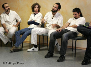 Die iranische Rockband DASH während einer Diskussion; Foto: Philippe Frese/DW