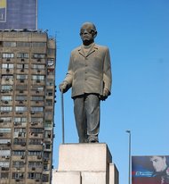 Naguib Mahfuz-Denkmal am Nilufer in Kairo; Foto: Wikipedia
