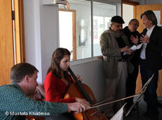 Der Cellist Thomas Rößeler bei einer Probe mit der Studentin Mira Abu Elassal; Foto: &amp;copy Mustafa Khadeisa/DW