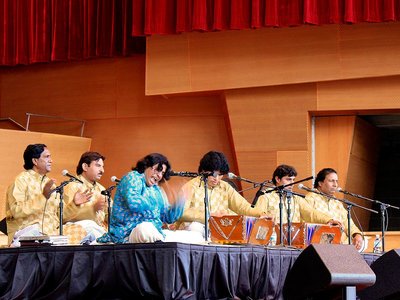 Faiz Ali Faiz mit seinem Ensemble auf der Bühne; Foto: Wikipedia