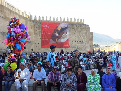 Festivalgäste und Festivalplakat in Fez; Foto: Detlef Langer