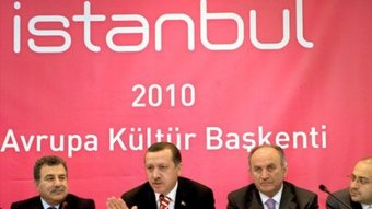 Der türkische Ministerpräsident Tayyip Erdogan (mitte) zusammen mit Istanbuls Gouverneur Guler (links) und Istanbuls Bürgermeister Topbas; Foto: dpa 