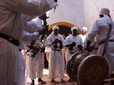 Trancezeremonie von Gnawa-Musikern in Essaouira; Foto: Andreas Kirchgäßner