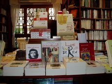 Buchtisch mit aktuellen Titeln in der jungen Kairoer Buchhandlung Al Kotob Khan; Foto: Axel von Ernst
