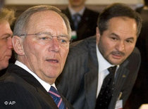 Bundesinnenminister Wolfgang Schäuble bei der Pressekonferenz zur dritten Plenarsitzung der Islamkonferenz, März 2008; Foto: AP