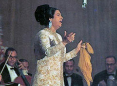 Umm Kulthum bei einem Auftritt; Foto: DW