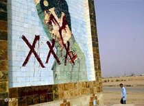 Saddam Husseins Bild auf einer Mauer im Südirak; Foto: AP