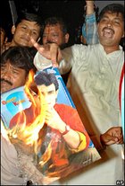 Indische Männer verbrennen ein Poster, auf dem der Schauspieler Aamir Khan abgebildet ist; Foto: AP