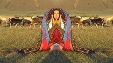 In ihren Videoproduktionen bedient sich die kasachische Künstlerin Almagul Menlibaeva der schamanistischen Symbolik ihrer Vorfahren; Foto: Polyzentral 2006
