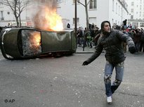 Protester clashs with riot police in Paris (photo: AP)