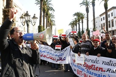 وقفات تضامنية مع ثورتي مصر وتونس وسط العاصمة الرباط.الصورة أ ب
