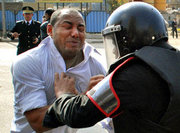 مواطن مصري في قبضة رجل أمن . حقوق الصورة أ ب