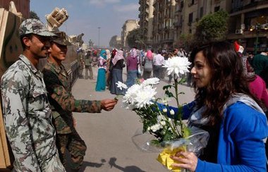 جندي مصري يهدي فتاة زهرة بيضاء. حقوق الصورة