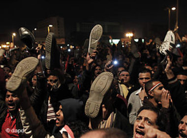 صورة للمتظاهرين المصريين وهم يلوحون بأحذيتهم . الصورة : د ب أ