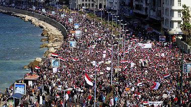 المظاهرة الحاشدة التي شهدتها مدينة الاسكندرية. الصورة د ب أ