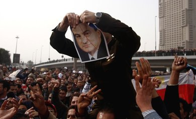 متظاهرون ضد الرئيس المصري حسني مبارك في ميدان التحرير بالقاهرة، الصورة أ ب
