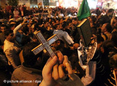 صورة لمظاهرة سابقة يحمل فيها المتظاهرون القرآن والصليب.dpa